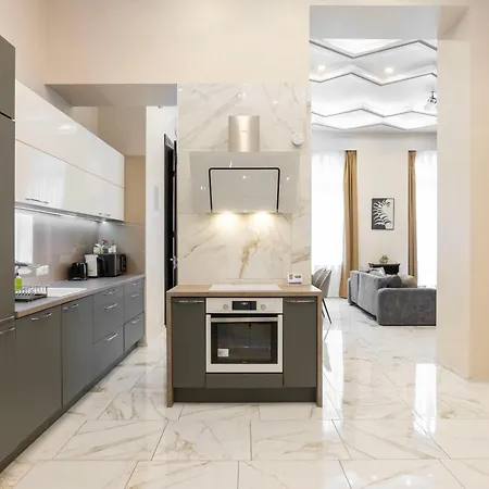 Extravagant & Modern Grand In The Center Of