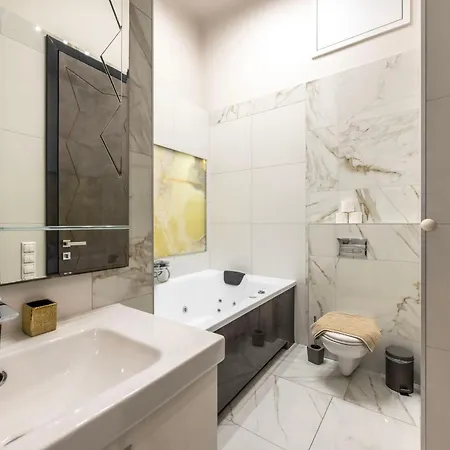 Extravagant & Modern Grand In The Center Of *